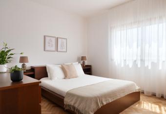 KING SIZE Bed near the BEACH & FREE Street Parking has Balcony rooms