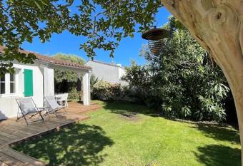 Maison La Couarde sur mer has Balcony rooms