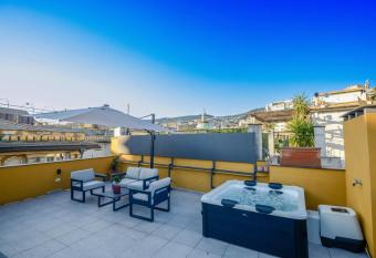 Attico di lusso Centro Storico terrazza jacuzzi has rooms with a private hot tub