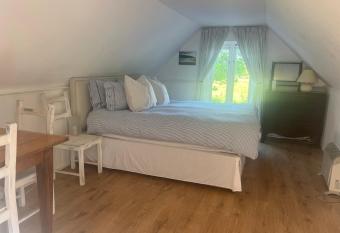 4 Lisle court cottages has Balcony rooms