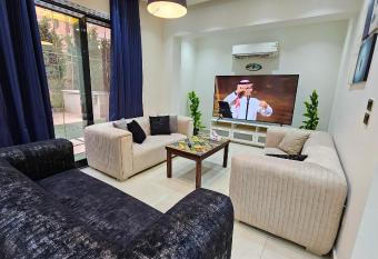 Jamila luxury Homes - sheikh zayed has rooms with a private hot tub