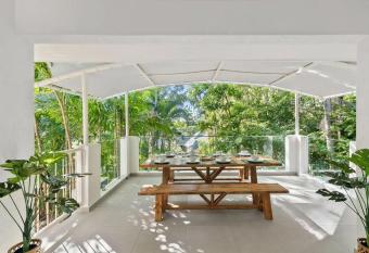 Belle Escapes Sandpipers Beach House has Balcony rooms