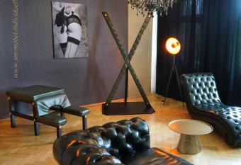 Kinky Apartment - Exclusiv und nur f  r Erwachsende allows 18 year olds to book a room