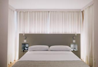 Hotel PAX Torrelodones allows 18 year olds to book a room