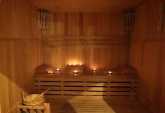 penthouse en duplex vue Garlaban allows 18 year olds to book a room