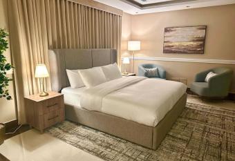 Luxury Duplex Alkhobar has rooms with a private hot tub