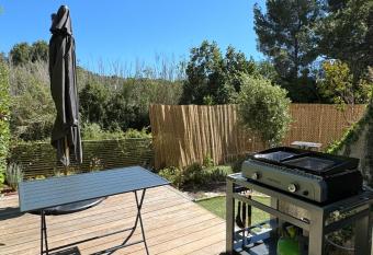 La perle des Estivales, STUDIO avec coin nuit enfants, parking et piscine ,    20min    pied port et plage has Balcony rooms