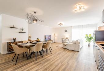 Sky Penthouse 01 I Aufzug I TV I Terrasse I BBQ has Balcony rooms