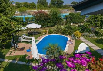 Au Jardin fleuri has Balcony rooms