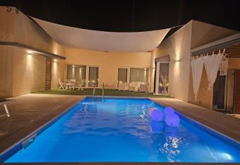 Villa con piscina has rooms with a private hot tub