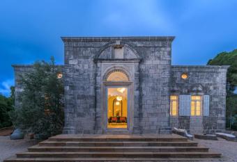 Amani Luxury 4-Bedroom Villa & Pool in Batroun has Balcony rooms