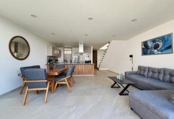 Casa de Lujo con Jacuzzi has rooms with a private hot tub