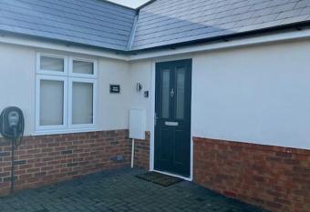 Rowan Cottage has Balcony rooms