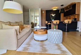 Sublime appartement neuf   Puteaux has Balcony rooms