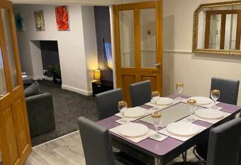 Cosy 3 bedroom House, Sleeps 7 people in Birmingham has rooms with a private hot tub