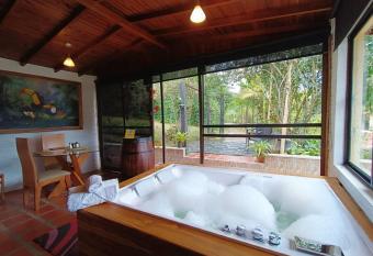 Chal   de monta  a con Jacuzzi allows 18 year olds to book a room
