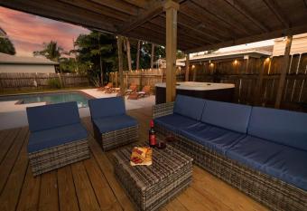 Tropical Spa Escape Pool Spa Sauna 4Bdrm 8 Min Bch has rooms with a private hot tub