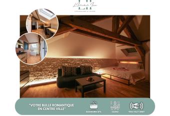 Evasion chic, spa et sauna sous les toits has rooms with a private hot tub