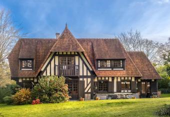 La Maison du Haut-Bois has Balcony rooms