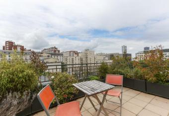 Spacious house with terrace and balcony in Puteaux has Balcony rooms