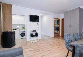 Dom z jacuzzi & tarasem ca  oroczny do 10 os  b DOM NA PROMOWEJ - LAS, Zator has rooms with a private hot tub