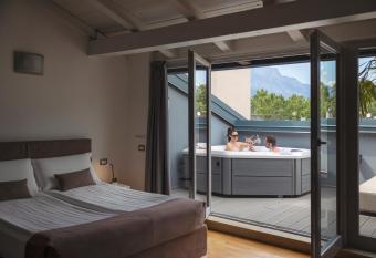 Hi Room Monolocale con Jacuzzi privata has rooms with a private hot tub