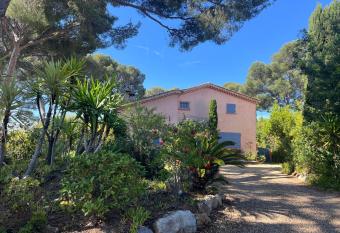 Villa dans Quartier r  sidentiel de Portissol    500m de la plage et petits commerces has Balcony rooms