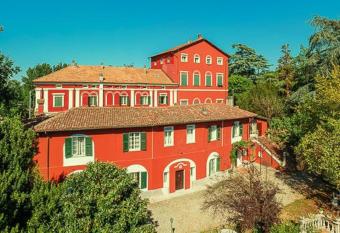 The mansion house Villa Capannina allows 18 year olds to book a room