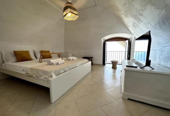 La Casetta Sul Sentiero allows 18 year olds to book a room