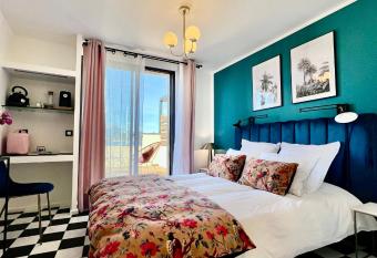 Magnifiques Chambres d h  te vue mer allows 18 year olds to book a room