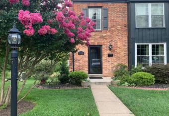 Tranquil Basement Apartment by the woods has Balcony rooms