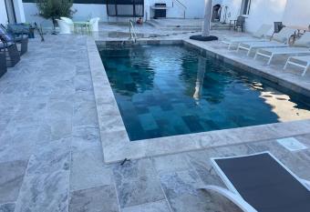 Duplex avec terrasse et piscine has Balcony rooms