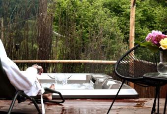 G  te Nature et espace bien-  tre has rooms with a private hot tub