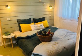 La Suite Unique - Le jardin sur les Pyr  n  es- vue panoramique-jardin cl  tur   priv   de 100m2-Piscine has Balcony rooms