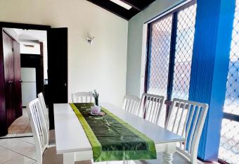 Ens Mater Holiday Rooms Near Fremantle and Murdoch University has rooms with a private hot tub