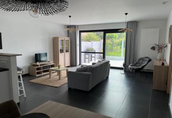 Sfeervolle gelijkvloers appartement has Balcony rooms