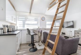 Small and cosy entire House in Peterborough allows 18 year olds to book a room