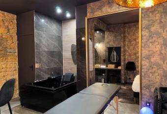 love Room claire 1 has rooms with a private hot tub