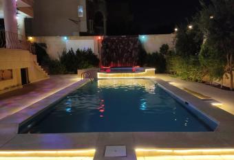                     has rooms with a private hot tub