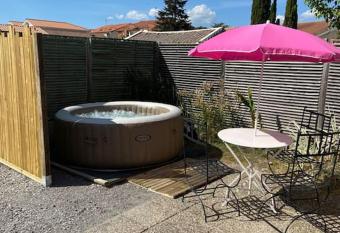 Chalet avec SPA    Biscarrosse has rooms with a private hot tub