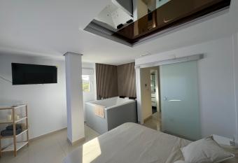 Casa Suite MGP has rooms with a private hot tub