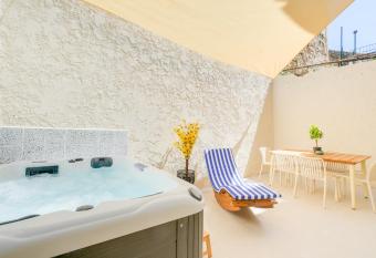 Vauban, Notre Dame de la Garde, 3 chambres, terrasse, jacuzzi has rooms with a private hot tub