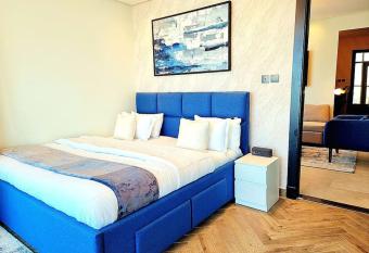 One Bedroom Luxury Apartment in Manama - A Taste of Paradise has Balcony rooms