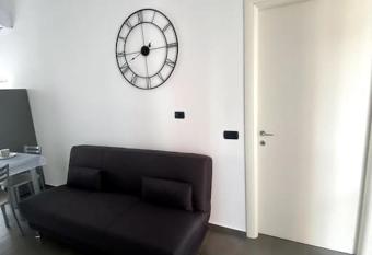 Nice house luminoso con terrazzo allows 18 year olds to book a room