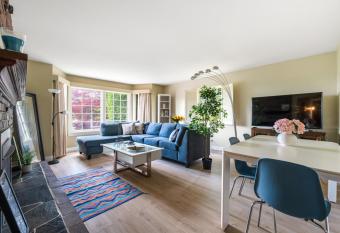 Stunning 5BD Home W Vancouver has Balcony rooms