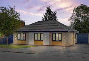 Brand New 4 Bed Deluxe Modern Villa - Sleeps 9 - Private Parking & Garden has Balcony rooms