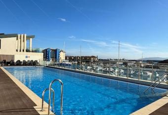 Luxury 1 bed with Pool and Sea Views allows 18 year olds to book a room