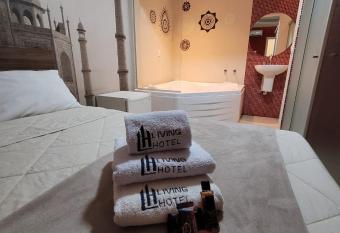 Hotel Flex Inn has rooms with a private hot tub