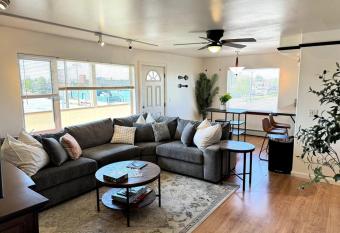 Cozy Downtown Fairbanks Apt has Balcony rooms