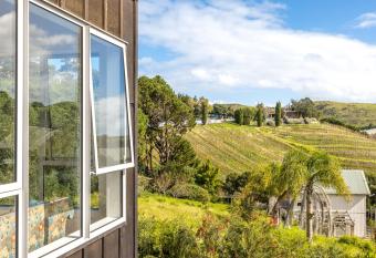 Vineyard Magic, Onetangi allows 18 year olds to book a room